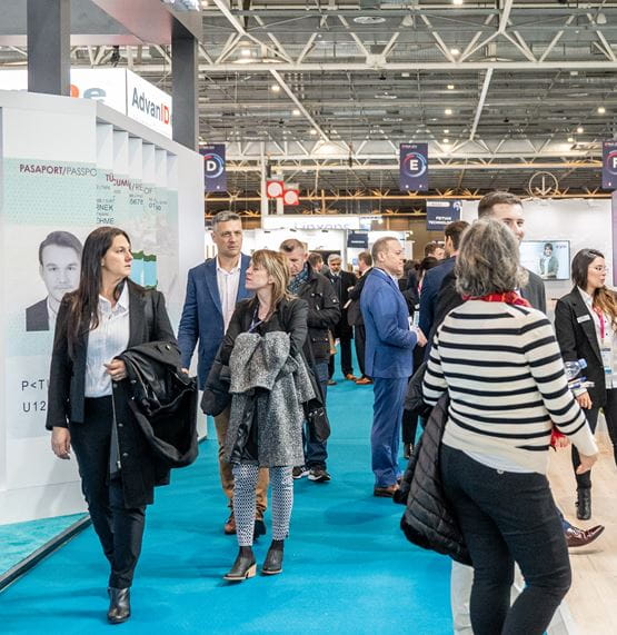 Visiteurs déambulant dans les allées du salon TRUSTECH