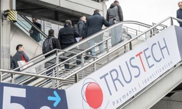 Visiteurs montant les escalators pour aller TRUSTECH