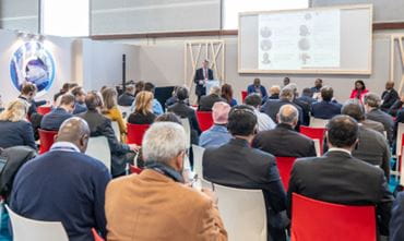 Conférence TRUSTECH sur l'identification avec Guy DE FELCOURT intervenant devant un panel de speakers et de visiteurs