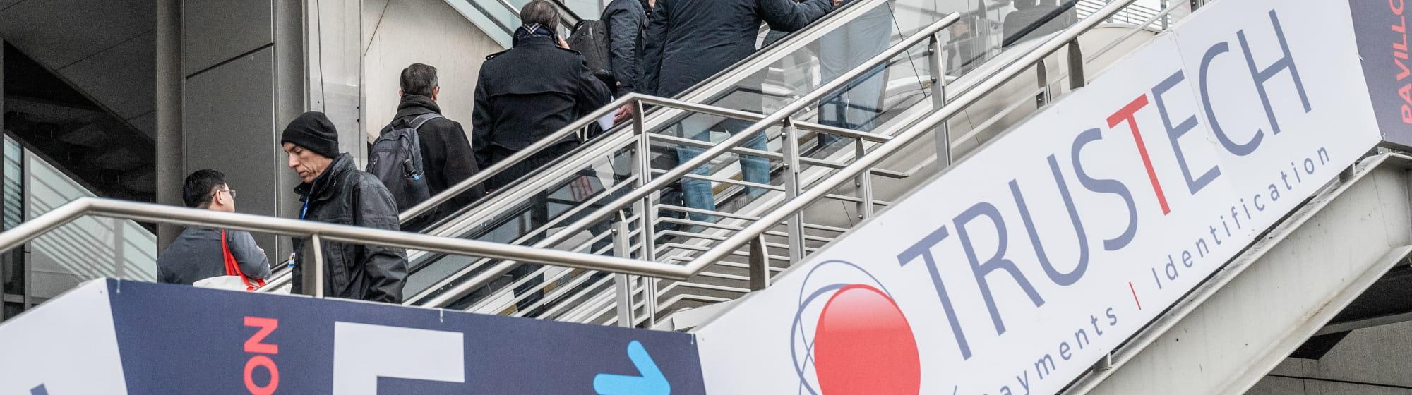 Visiteurs montant les escalators pour aller TRUSTECH