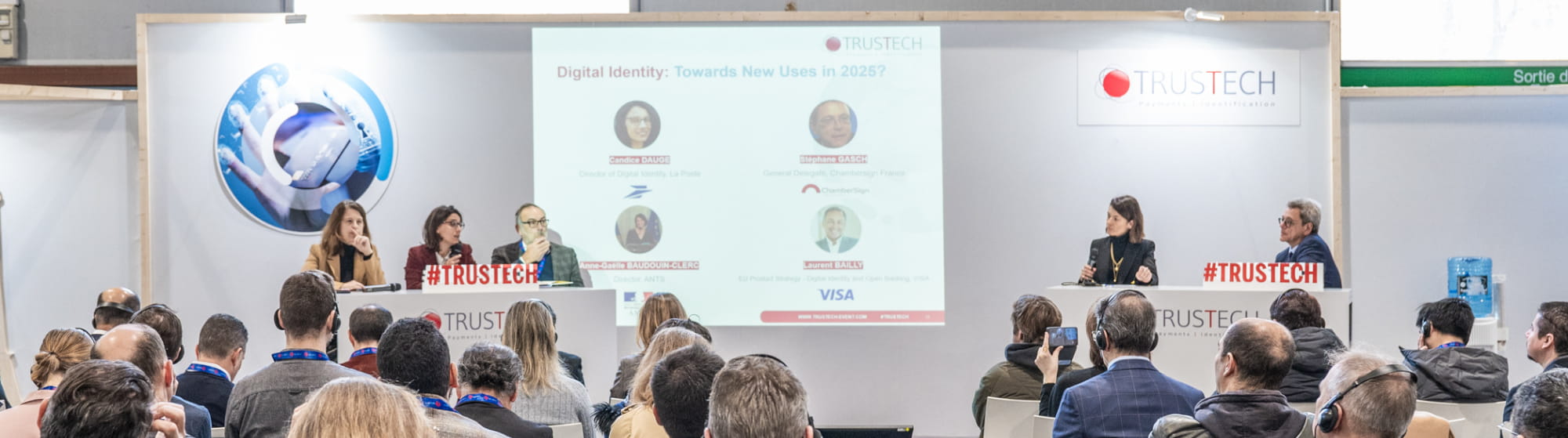 Visiteurs assistant à une table-ronde avec 5 speakers sur les nouveaux usages de l'identité numérique à TRUSTECH