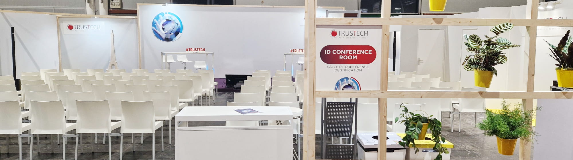 Préparation du salon TRUSTECH avec vue de la salle de conférences vide