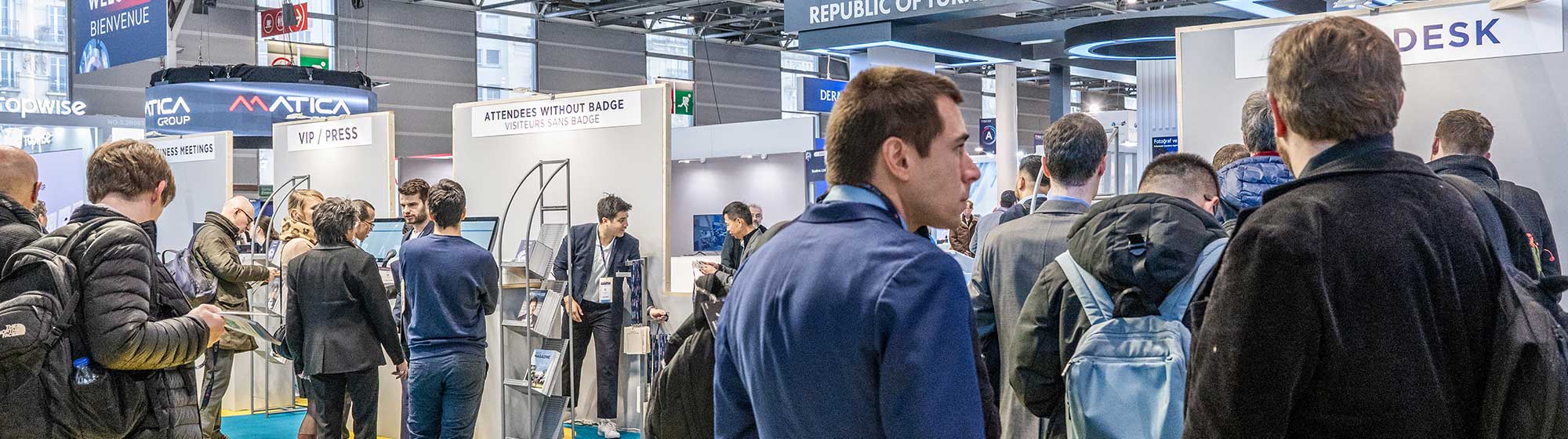 Visiteurs à l'entrée du salon Trustech