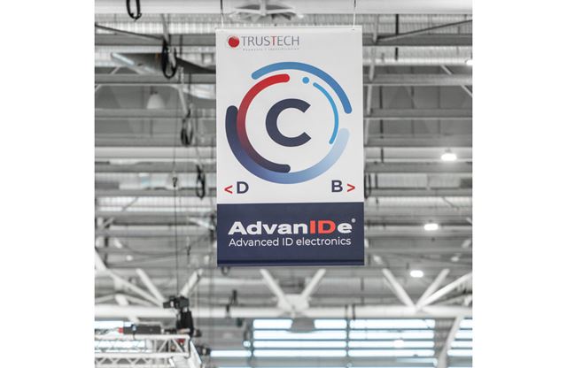 Vertical aisle letter displaying the AdvanIDe logo as well as the signage of the event