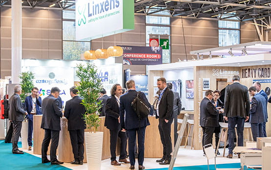 Echange professionel entre exposants sur le stand de Lixens