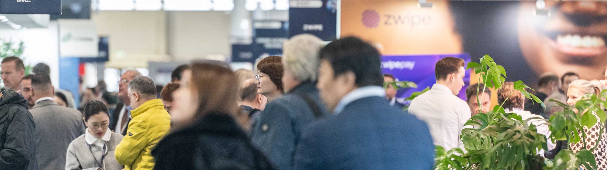 Foule de visiteurs dans les allées de l'événement TRUSTECH